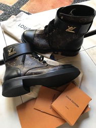 Sepatu LV Louis Vuitton Wonderland Flat Ranger Ankle Boots Asli / Ori