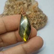 C49 Labradorite Pendant With Copper Wire Pattern