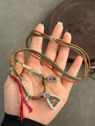 嘎乌盒——内供药师佛，吊坠尺寸约：31.8x19x10.4mm，可随身佩戴，可获其庇佑，增长福德寿命、财源广进、免除贫穷，美满幸福✨搭配——手编绳——降魔杵
