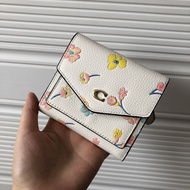 กระเป๋าสตางค์พับสามทบแฟชั่นสำหรับผู้หญิงกระเป๋าสตางค์ใบสั้นใหม่มีในสต็อก2620 2619 3156 2329 3161