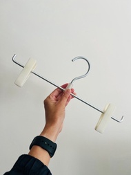 Muji 掛裙/掛褲 衣架 $60 5個 (原價 $100 4個)