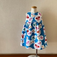 兒童浴衣布料簡約喇叭裙，帶有染色圓點和蝴蝶圖案，淺藍色背景，尺寸 80-130，可客製化