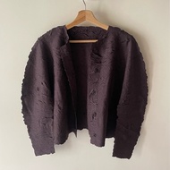 ▪️富貴選物FUGUEI▪️PP   三宅一生2025/3 CRUSH PRESS  壓褶 深可可色平面立體紋路外套 排釦