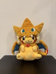 Pokémon 寵物小精靈 Pikachu 比卡超 變裝版本 噴火龍造型 超可愛公仔擺設得意玩具模型