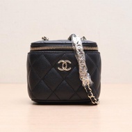 CHANEL(香奈儿) 22P 方盒子化妆包 带镜子 11cm 黑色 双C吊饰皮穿链 荔枝 31开 金扣