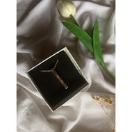 NECKLACE FICTIONAL CHARACTERS NOVEL