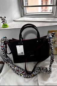 LOVE MOSCHINO 黑色手袋連絲巾