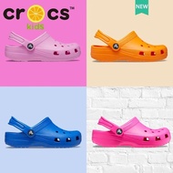 รองเท้า crocs เด็ก crocs แท้ CLASSIC CLOG รองเท้าแตะลําลอง กันลื่น ทนต่อการสึกหรอ เหมาะกับเดินชายหาด สําหรับเด็กผู้ชาย และเด็กผู้หญิง 10001