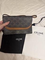 Celine 經典 Triomphe 帆布及平滑羊皮 老花雙翻蓋釦式 棕色 STRAP WOC 錢包 肩揹包 斜挎包