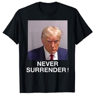 Trump Mug Shot - Donald Trump Mug Shot - Never Surrender เสื้อยืดอารมณ์ขันตลกการเมือง Graphic Tee แข