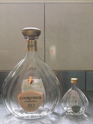 一大一小的 Courvoisier XO 酒瓶（拿破崙XO干邑白蘭地）