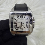 這款手錶是卡地亞(Cartier) 的一款Santos 100 系列自動上鍊腕錶