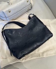 LV LOUIS VUITTON Carryall PM Bag Black 可調節肩帶 拉鍊 壓花 粒面牛皮革 斜孭袋 手提包 單肩包 手袋 黑色 小號 | M46288 | 全新正牌正貨
