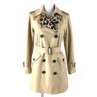 成色極佳： COACH F21833 棉質風衣，豹紋內襯，飾有品牌標誌紐帶，配有腰帶。米色，XS 碼。正品。推薦女士穿著。