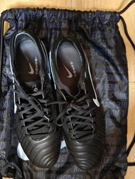 Nike Tiempo 足球鞋