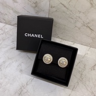 CHANEL圓形水鑽雙c logo珍珠夾式耳環