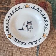 賓士貓舔舔瓷盤