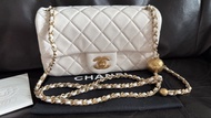 Chanel 迷你金球 菱格纹 手袋 白色 鏈帶