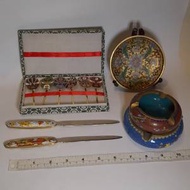 一手舊北京工景泰藍煙灰盅兩個,書籤六個，開信刀兩個，雕花碟一個，全部共售三百六...