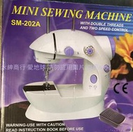 二手電動縫紉機便攜縫紉機迷你裁縫機SM-202A 縫衣機(插電可以運轉狀況如圖當銷帳零件品