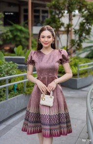 ชุดเดรสผ้าทอลายเนื้อไหมมัดหมี่ ทอไล่สีพิเศษ แขนโบว์ผูก กระโปรงทรงบานย้วย แปดชิ้น สีสวย หวานมากค๊า ซิ