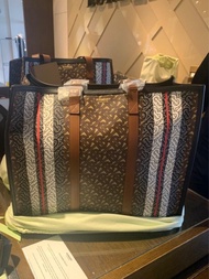 ❤️台南 全新  Burberry  正品 托特包 老花 大包 包  包包 tote bags TB Lv Gucci 二手 專櫃 斜背包 側背包 公事包 a4 GM MM PM 旅行袋 旅行包 媽媽包 大包 lv gucci 公事包