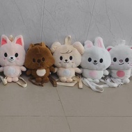 Terdapat stok Lee Felix, Bang Chan, Hwang Hyunjin SKZOO beg galas boneka plush.