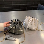 【现货】單肩 斜挎包 女 斜挎包女ins潮 快速出货链条水桶包新款高颜值时尚温柔ins单肩斜挎女包包大容量 Fast Shipping Chain Bucket   New Style High-Va