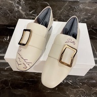 閒置 未使用Bally 巴利 限量款手寫體金屬方扣 樂福鞋 休閒鞋 可以踩跟 氣質優雅 意大利產 女款 米白色 尺碼：37 碼 附件：盒子 塵袋。