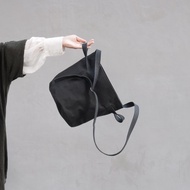 一桶黑炭揹袋  硬挺帆布 拉鍊水桶包