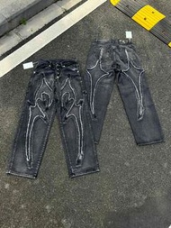 Thug Club 24FW 激光拼接鎌刀圖案刺繡 中腰寬鬆闊腿牛仔褲（男）