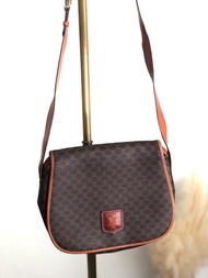 【日本直送 名牌中古包】CELINE 經典馬車 LOGO 翻蓋斜背包 棕色 綴飾皮革 vintage tyi2us