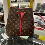 東區正精品㊣LV M44021 NEONOE 原花內層紅色紅邊束口水桶包肩背包斜背包兩用包 RZ6113