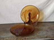 印尼製「鯉魚浮雕：琥珀玻璃盤」—古物舊貨、懷舊古道具、擺飾收藏、早期民藝、玻璃碗盤收藏