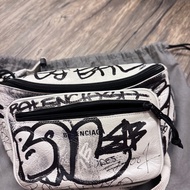 Balenciaga巴黎世家塗鴉胸包