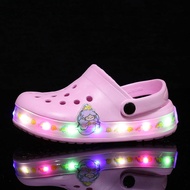 รองเท้าแตะไฟ LED สำหรับเด็ก Crock รองเท้าใส่ในสวนสำหรับเด็กผู้ชายเด็กผู้หญิงรุ่นใหม่รถเท่เซลลิปเปอร์