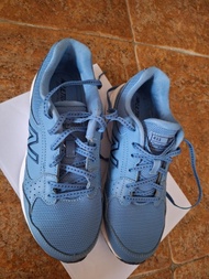 藍色的 New Balance
411V1 女款健走鞋