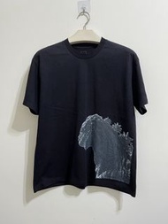 羅志祥潮牌 STAGE 聯名日本 哥吉拉 Godzilla 寬鬆版型 短袖上衣 【尺寸】：S號 肩寬 : 51、胸寬 : 56、袖長 : 19、全長(不含領) : 70 公分 【新舊】：90%