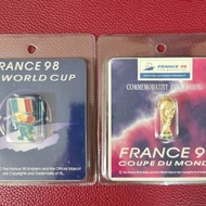 1998 年國際足總世界盃的紀念品收藏品 襟章 + 1998 年法國世界盃吉祥物「Footix」的別針徽章 #全新未開封  共+300