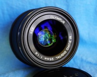 Olympus M.Zuiko Digital 25mm f/1.8 ที่ให้ฉากหลังเบลอที่สวยงาม (defocusing effects ) เป็นมาตรฐานทีให้