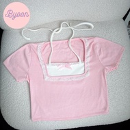 Áo Thun Coquette BYOON SAIGON Viền Ren Phối Yếm Đính Nơ Xinh Xắn A51118