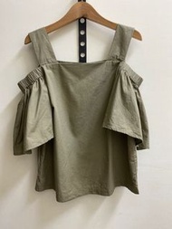 日本品牌retro girl 軍綠色露肩膀荷葉袖子短袖上衣
