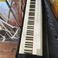 雅馬哈電子琴和架。