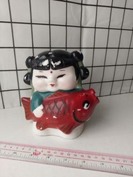 女孩人形人偶錢罌家居擺設擺件陶瓷擺件藝術品美術手工手作品工藝品收藏品觀賞品錢罐儲錢存錢箱兒童成人古董可愛經典陶瓷娃娃圓面圓臉福娃piggy Bank cash coins coin money