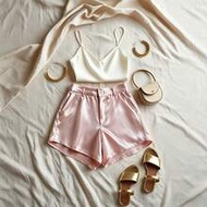Spring-Summer Edit: เสื้อสายเดี่ยวคอวีสีครีม-ขาว (ชายเสื้อทรงหลวม) + กางเกงขาสั้นผ้าซาตินสีชมพู Mist