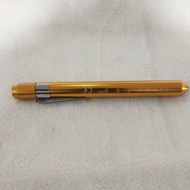 MATA Penlight/ens the focus point of yellow light eyes