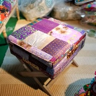 印度手工拼布波西米亞實木換鞋凳 獨特的手工拼布設計，每張凳子都是獨一無二的藝術品。兼具實用性與美觀，還有收納空間，適合放在玄關或床尾，為家居增添異國風情。立即選擇，為你的空間添置一件獨特的裝飾！ Si