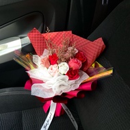 Soap flower bouquet in Roses and Caspia