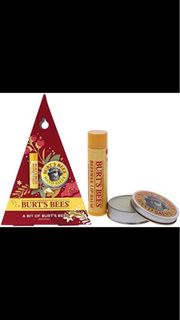 Burt’s Bees®️ Bit of Burt‘s Beeswax 禮品套裝包含在蜂蠟潤唇膏中，含有維生素 E、薄荷和護手霜。