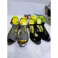 Middle-aged sandal with stone heel 6 minutes.